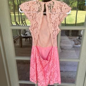 The perfect feminine dress open back with lace.